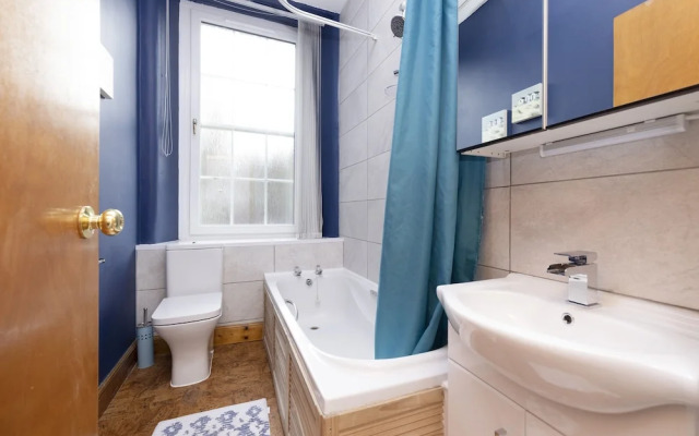 JOIVY Spacious 3 Bed Apartment In The Old Town