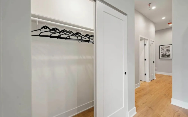 Edgewater Gem Stylish 2BR Apartment Near Lake