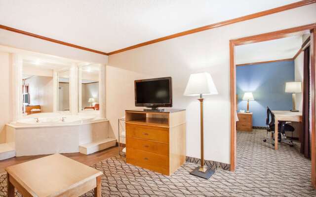 Baymont by Wyndham Madison Heights Detroit Area