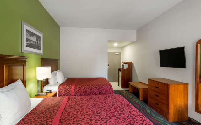 Days Inn & Suites by Wyndham Fort Myers Near JetBlue Park