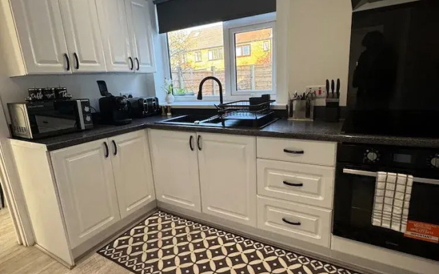 Airport House - Long Stays, Near Hospital!