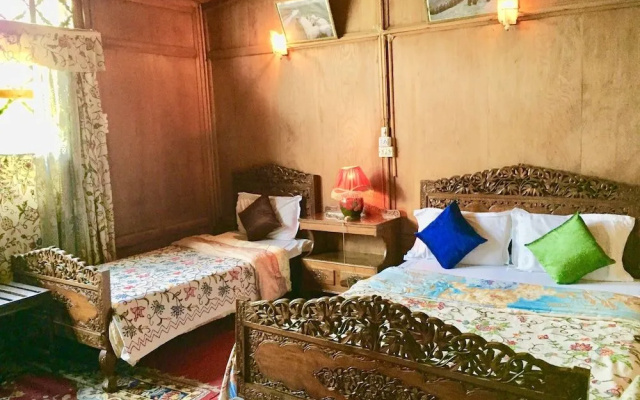New Sea Palace Houseboats