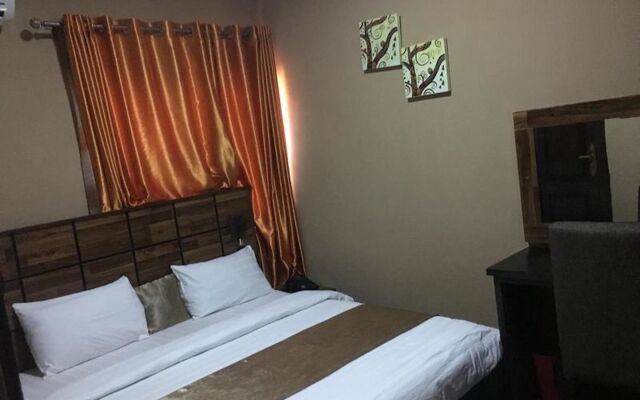 Momak 5 Hotel and Suites