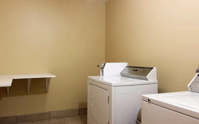 Super 8 by Wyndham Sturtevant/Racine