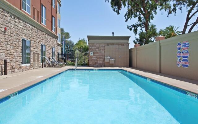 Holiday Inn & Suites Oakland Airport by IHG