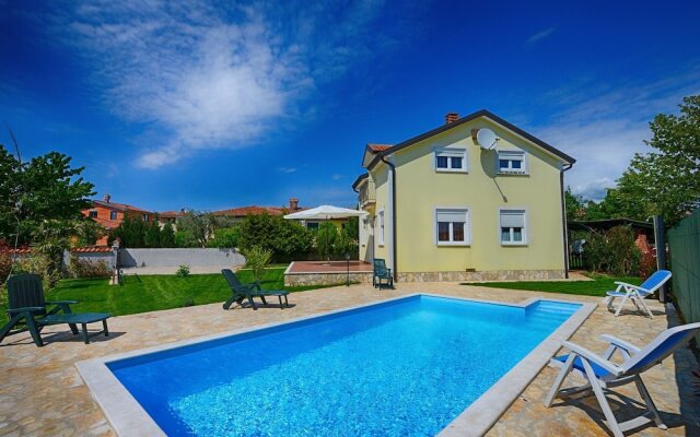 Adorable Holiday Home With Private Pool & Covered Terrace