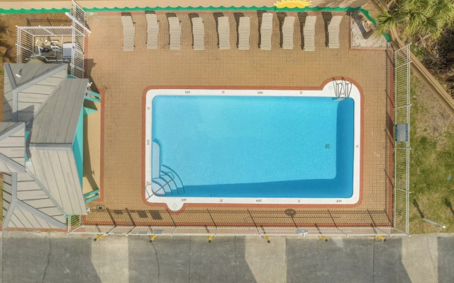 Across Street From Beach - Close to Pier Park - Sleeps 6!