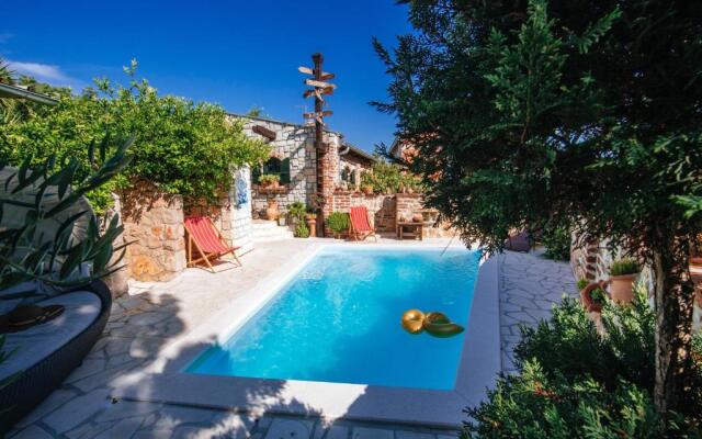 Beautiful Holiday Home With Private Pool, Nice Garden With Relax Area, Taverne