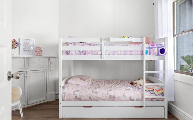 Peaceful 2 Bedroom With Private Backyard and BBQ