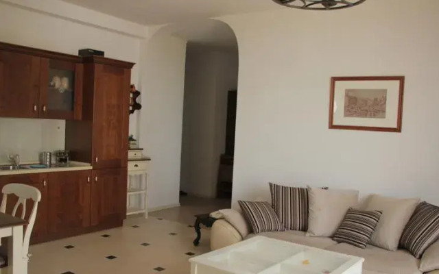 Leolina Apartments