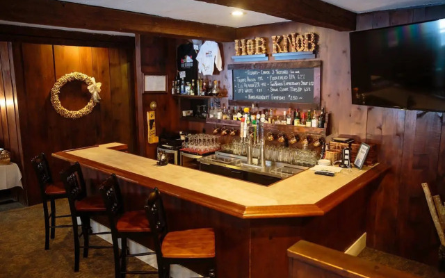 Hob Knob Inn, Bar & Lounge