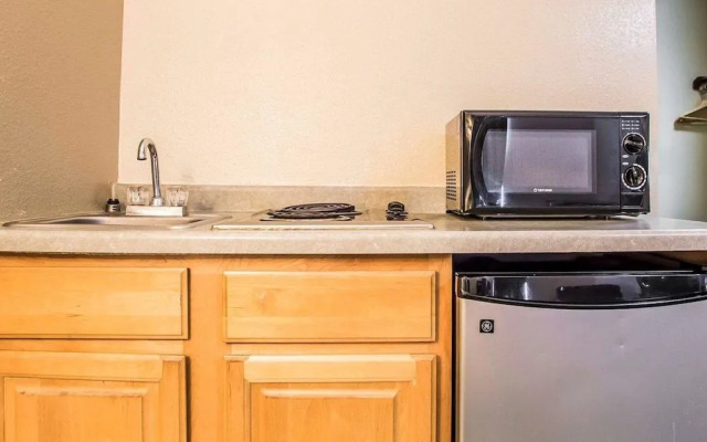Econo Lodge Inn & Suites Granite City