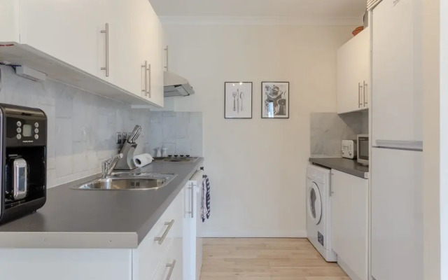 2 Bedroom Thames Apartment With Stunning Views