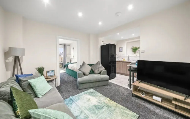 Large 5 Bedroom-free Parking-great Transport Links
