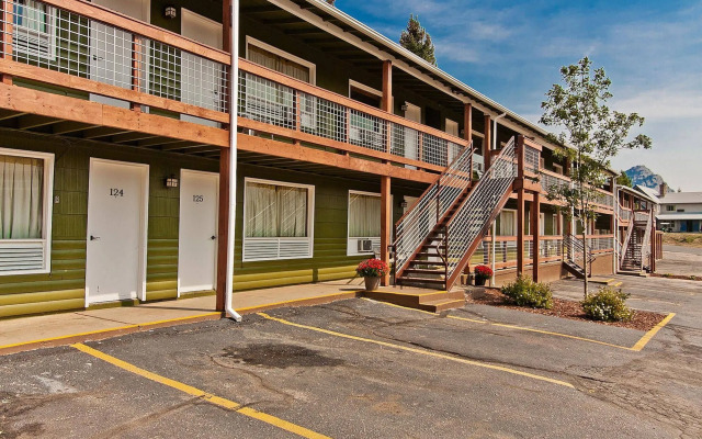 Coyote Mountain Lodge