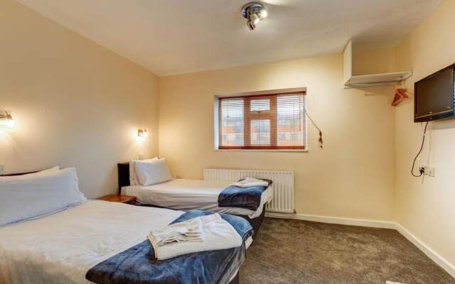 Commodore Hotel & Suites