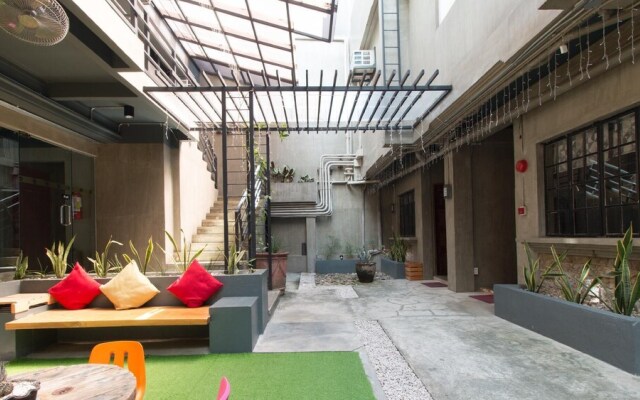 Bhive Hotel by RedDoorz