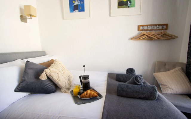 Spacious - Central 2 Bed Apartment