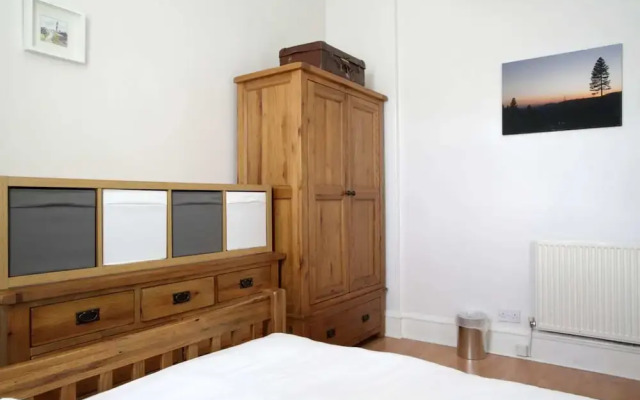 Central and Spacious 2 Bedroom Flat With Garden