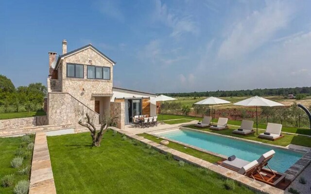 Magnificant 5 Stone Villa Royal