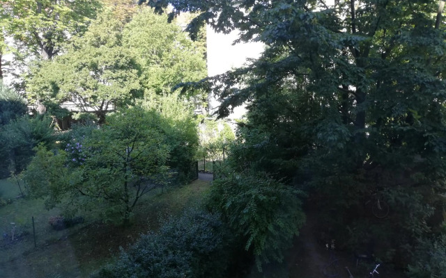 Room in maisonette with garden, parking place