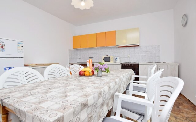 Apartment and Rooms Mila