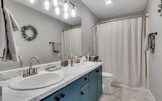 Treetop Haven 2 Bedroom Condo by Redawning