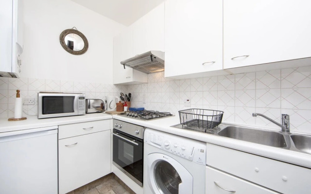 Comfortable one bedroom apartment in Notting Hill, Lambton Place near Portobello