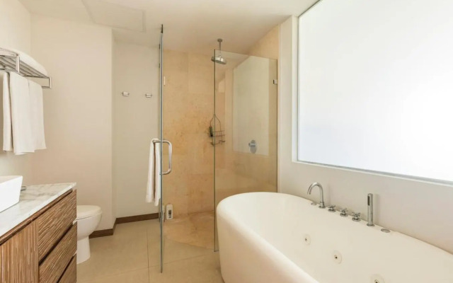 NV 4L Peninsula Beach Front and ocean view