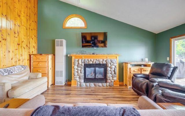 Kalkaska Retreat: Private Hot Tub, Dock, Fireplace