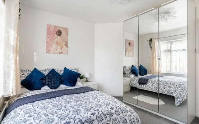 1 Bed-sleeps 4-free Parking-30 Min to Central Ldn