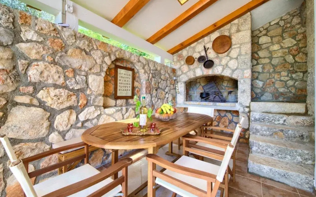 Tranquil Getaway Polje Villa With Pool