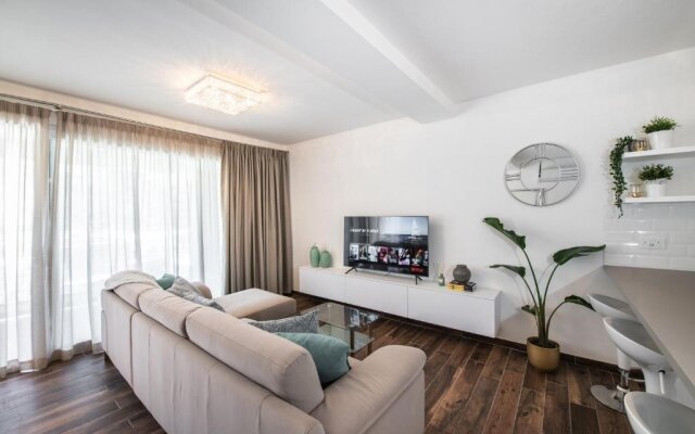 Electra Residence - Luxury Central Beachview Apartment