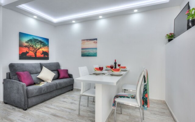 Tidy Little Apartment, Air Conditioning and Pool