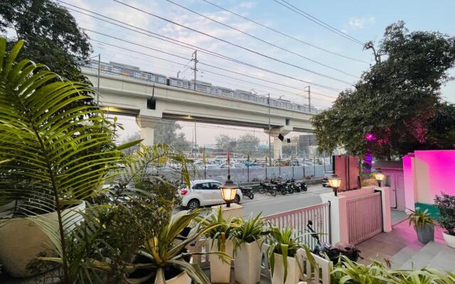 Qotel Hotel AT Residency Kaushambi