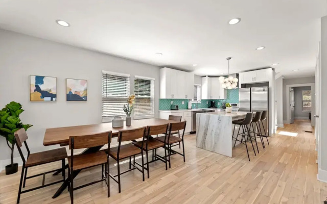 City Oasis With Hot Tub Group-friendly