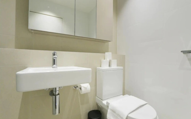 Large Modern 2 Bedroom Apartment near Lake Claremont