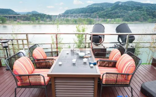 Shehong Xinyue Riverside Holiday Hotel – Outside – Suining