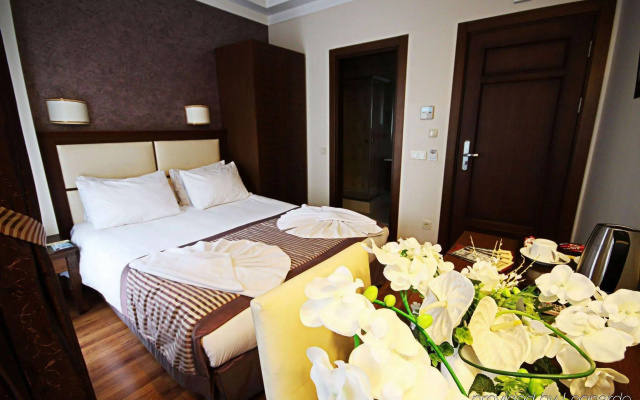 Aristocrat Hotel