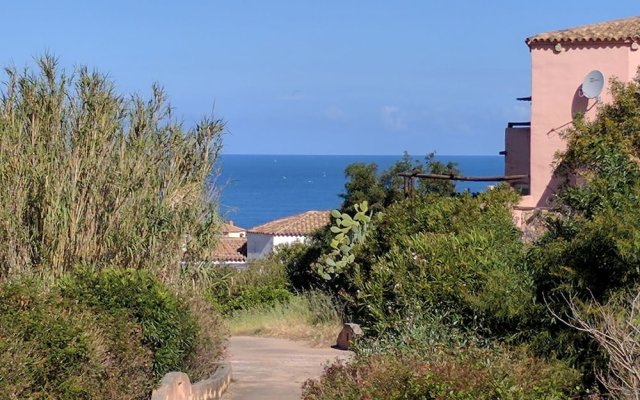 Walk to Beach in 6 mins from Cottage Apartment with Lovely Sea Views and Terrace