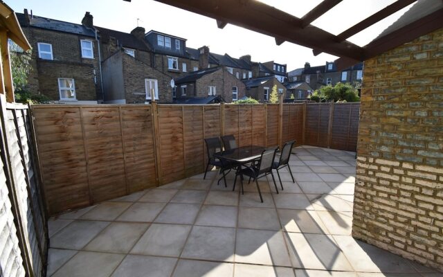 5 Bedroom House With Patio in Brixton