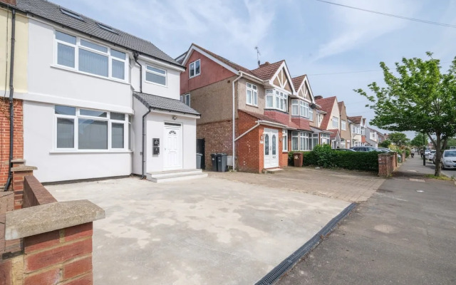 Newly Converted 3 Bed Apt. in Hounslow