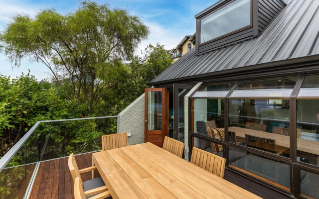 Lodges 6 - Lake views and close to town