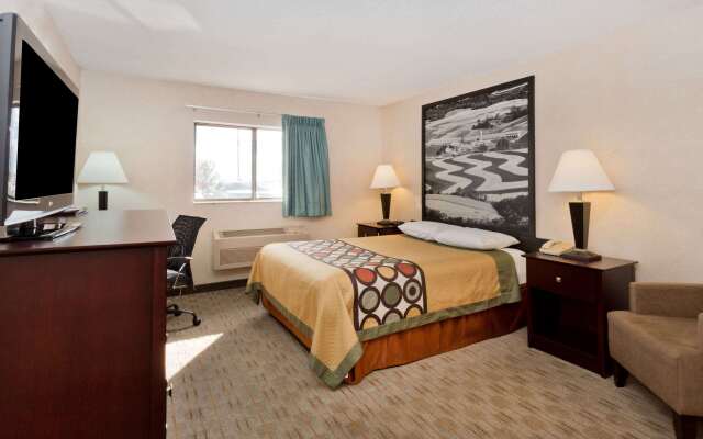 Super 8 by Wyndham Rochelle