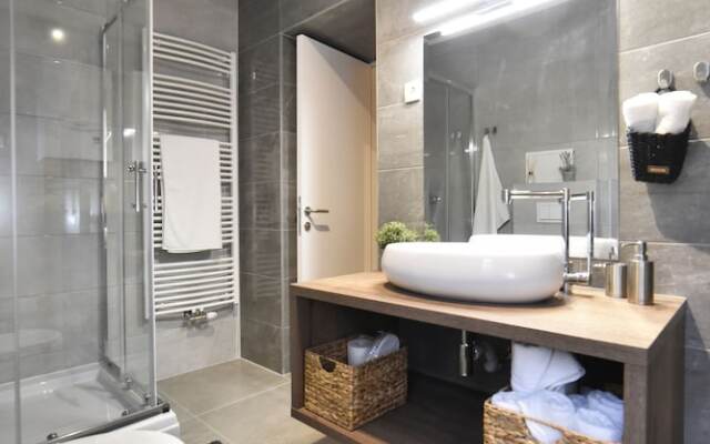 Premium Central Apartment & Room