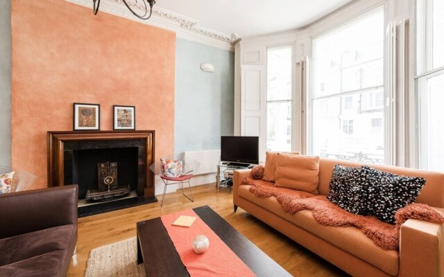 Inviting 1BD Hideaway Kensington Olympia!