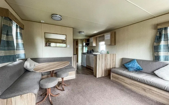 Caravansleeps8-hottub-fireplace-garden-patio