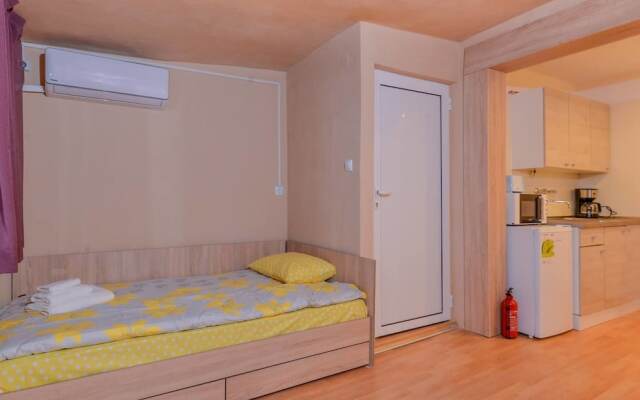 Cosy Top Floor Studio on Patriarh Evtimiy Blvd