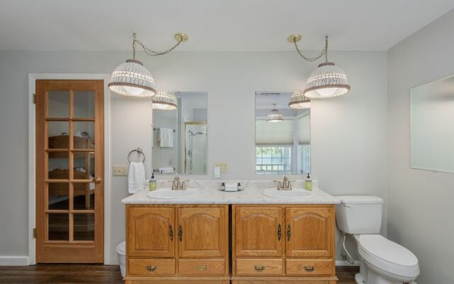 Family Cabin 5 Bedroom Home by NW Comfy Cabins