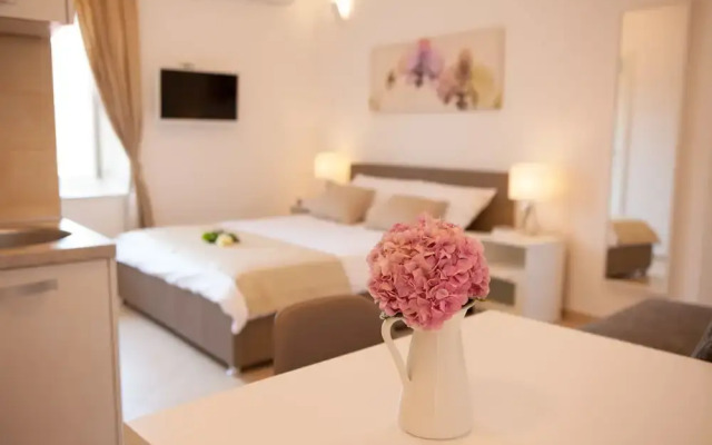 Split Summer Lounge Apartments